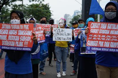 Buruh dari Front Perjuangan Rakyat (FPR) berunjuk rasa menolak rencana pengesahan RUU Omnibus Law Cipta Lapangan kerja di Senayan, Jakarta, 14 Agustus 2020. TEMPO/Muhammad Hidayat