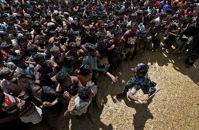 Petugas keamanan berusaha mengendalikan pengungsi Rohingya yang menunggu untuk menerima bantuan di Cox's Bazar, Bangladesh, 21 September 2017. REUTERS / Cathal McNaughton