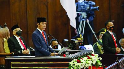 Presiden Joko Widodo menyampaikan pidato pengantar Rancangan Undang-Undang APBN tahun anggaran 2021 beserta nota keuangannya pada masa persidangan I DPR tahun 2020-2021 di Kompleks Parlemen, Senayan, Jakarta, 14 Agustus 2020./ TEMPO/M Taufan Rengganis