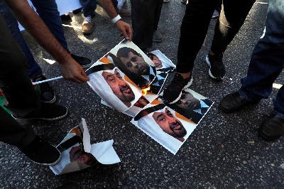 Warga Palestina membakar foto Putra Mahkota Uni emirat Arab dan mantan tokoh Palestina Mohammed Dahlan di Ramallah, pekan lalu. REUTERS/Mohamad Torokman