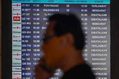 Jadwal penerbangan di Terminal 2D dan 2E Bandara Soekarno Hatta, Tangerang, Banten, 20 Juni 2020. Tempo/Tony Hartawan