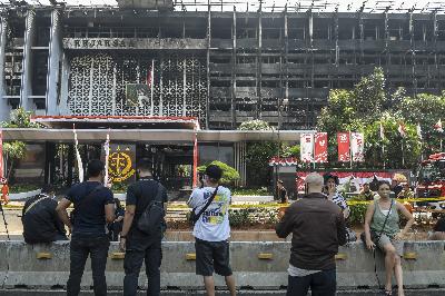 Pemadam kebakaran melakukan proses pendinginan di gedung utama Kejaksaan Agung yang terbakar di Jakarta, 23 Agustus 2020. ANTARA/Galih Pradipta