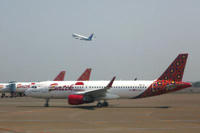 Pesawat maskapai penerbangan Batik Air milik Lion Group dan pesawat maskapai penerbangan Garuda Indonesia di Bandara Soekarno-Hatta, Tangerang, Banten, Juni 2019. TEMPO/Nita Dian