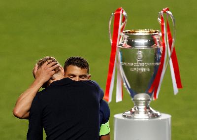 Thiago Silva dan pelatih Thomas Tuchel setelah gagal menjuarai Piala Champion di Estadio da Luz, Lisbon, Portugal, 23 Agustus 2020. REUTERS/Matthew Childs