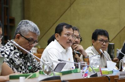 Menteri Kesehatan Terawan Agus Putranto (tengah) di Gedung MPR/DPR/DPD RI, Senayan, Jakarta, 3 Februari 2020. TEMPO/M Taufan Rengganis