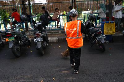 Pelanggar PSBB menjalani hukuman sosial dengan menyapu sampah di kawasan Bundaran HI, Jakarta, 9 Agustus 2020.  TEMPO/Muhammad Hidayat