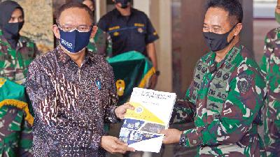 Army Chief of Staff Gen. Andika Perkasa receives the phase III clinical test results of Covid-19 drug from Airlangga University Rector Mohammad Nasih in Jakarta, 
August 15. ANTARA/Aditya Pradana Putra