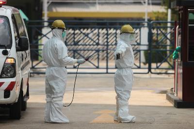 Petugas medis menyemprotkan cairan disinfektan pada rekannya di RSKD Duren Sawit, Jakarta, 27 Juni 2020.  TEMPO/Hilman Fathurrahman W