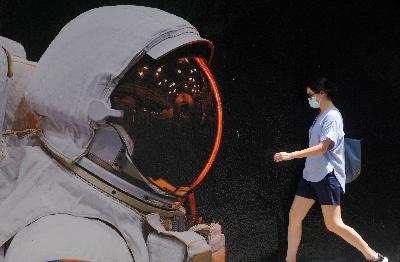 Warga Hong Kong, Cina menggunakan masker pada 25 Agustus 2020. REUTERS/Lam Yik