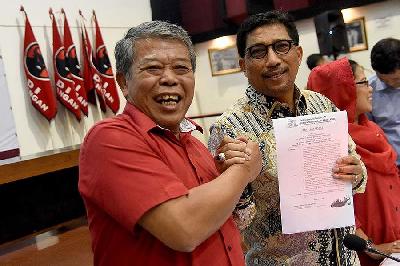 Machfud Arifin (kanan) di Kantor DPD PDIP Jatim, Surabaya, Jawa Timur, 2018. ANTARA/M Risyal Hidayat