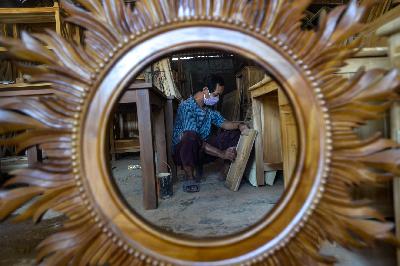 Pembuatan meja kayu di bengkel kerja Ridho Jaya Furniture kawasan Klender, Jakarta, 25 Agustus 2020. Tempo/Tony Hartawan