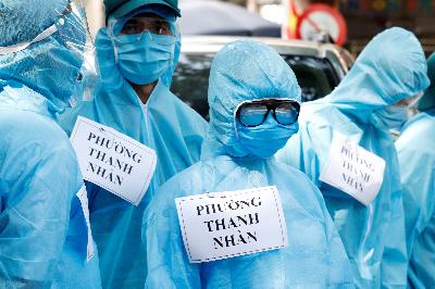 Petugas medis mengenakan pakaian pelindung di tempat tes Covid-19 di Hanoi, Vietnam, 10 Agustus lalu.  REUTERS/Kham