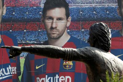 Baliho bergambar Lionel Messi terpampang di Camp Nou, Barcelona,Spanyol, 26 Agustus 2020. REUTERS/Nacho Doce