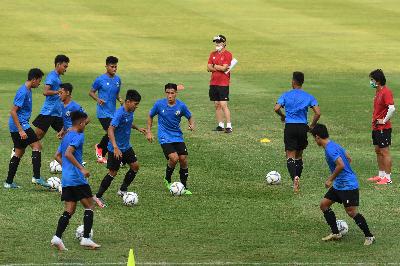 Pesepak bola Timnas U-19 mengikuti latihan di Stadion Madya, Kompleks GBK, Jakarta, 20 Agustus 2020.  ANTARA/Puspa Perwitasari