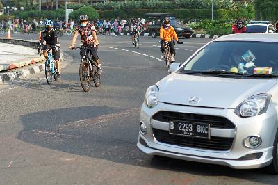 Pengendara sepeda melintas di Kawasan Bundaran HI, Jakarta, 26 Juli 2020. TEMPO/Muhammad Hidayat