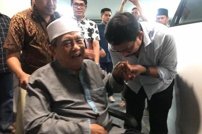 Bakal Calon Walikota Surabaya, Machfud Arifin mencium tangan Mustasyar Pengurus Besar Nahdlatul Ulama (PBNU) KH Zainuddin Djazuli di Surabaya, 22 Januari 2019. Antara/HO