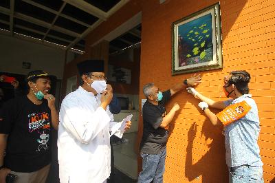 Ketua KPU Arief Budiman (kedua kanan dan mantan Wakil Gubernur Jawa Timur Saifullah Yusuf (kedua kiri) saat proses pencocokan dan penelitian (Coklit) data pemilih jelang Pilkada serentak 2020 di Surabaya, Jawa Timur, 25 Juli 2020. ANTARA/Moch Asim