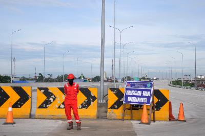 Pekerja pembangunan jalan tol di Gerbang Tol Tanjung Mulia Medan, Sumatera Utara, 29 Juli 2020.  ANTARA/Septianda Perdana
