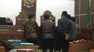 Tim kuasa hukum aktivis WALHI Zenzi Suhadi menghadirkan barang bukti kasus penggeledahan, bersama dengan pihak tergugat Polres Metro Jakarta Selatan. Rabu, 26 Agustus 2020, TEMPO/Wintang Warastri.