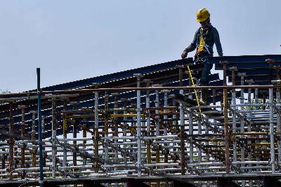 Pekerja konstruksi pada pembangunan tol Bekasi-Cawang dan Kampung Melayu (Becakayu) Seksi 2A kawasan Jakasampurna, Bekasi, Jawa Barat, Oktober 2019. Tempo/Tony Hartawan