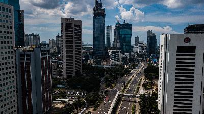 Gedung bertingkat di jalan Sudirman Jakarta, 2 April 2020. Tempo/Tony Hartawan