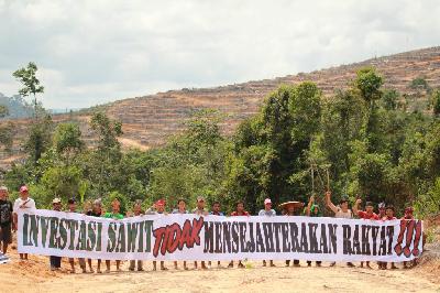 Warga melakukan aksi menolak pembangunan di Lahan Wilayah Adat Kinipan, 2020. Dok Save Our Borneo