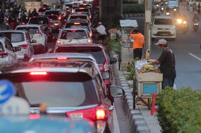 Kemacetan di Kawasan Tendean, Jakarta, 14 Agustus 2020.  TEMPO/Hilman Fathurrahman W
