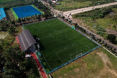 Foto udara lapangan "Soccer Training Sabilulungan Si Jalak Harupat" tempat latihan tim sepak bola yang akan berlaga pada Piala Dunia U-20 pada 2021 di kompleks SOR Si Jalak Harupat, Soreang, Kabupaten Bandung, Jawa Barat, 22 Juli 2020. ANTARA/Raisan Al Farisi