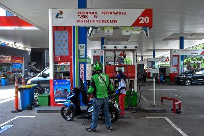 Pengisian bahan bakar di SPBU Pertamina kawasan Abdul Muis, Jakarta, 14 April 2020. Tempo/Tony Hartawan