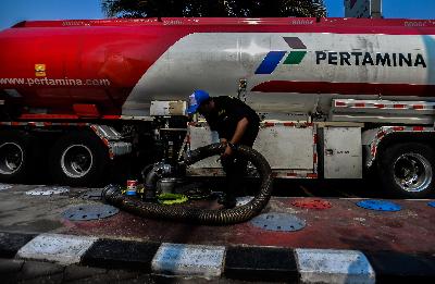 Mobil tangki Pertamina mengisi stok bahan bakar minyak (BBM) di Stasiun Pengisian Bahan Bakar Umum (SPBU) Pertamina di kawasan Abdul Muis, Jakarta. TEMPO/Tony Hartawan