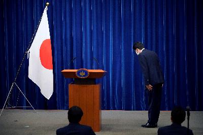 Perdana Menteri Jepang Shinzo Abe di kediaman resmi perdana menteri di Tokyo, Jepang, 28 Agustus 2020. Franck Robichon/Pool via REUTERS