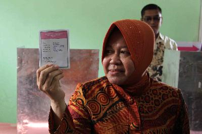 Walikota Surabaya Tri Rismaharini usai memberikan suara pada Pilkada 2015 di  Surabaya, Jawa Timut,  9 Desember 2015. TEMP/Aris Novia Hidayat