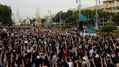 Aktivis prodemokrasi berkumpul di Monumen Demokrasi Bangkok, menuntut mundurnya pemerintahan militeristik, di Thailand, 16 Agustus 2020. Reuters/Jorge Silva