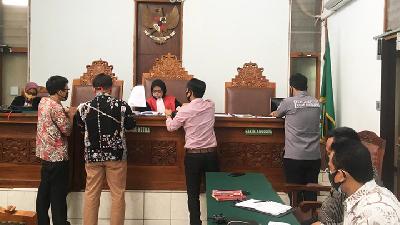 Sidang gugatan pra peradilan yang diajukan aktivis Walhi, Zenzi Suhadi, di PN Jakarta Selatan terkait dugaan penggeledahan sewenang-wenang yang dilakukan Satuan Narkoba Polres Jakarta Selatan, 28 Agustus 2020. /Dok. Walhi
