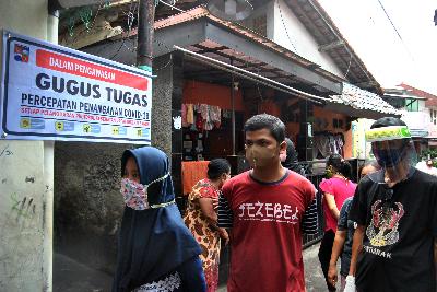 Sejumlah warga menggunakan masker di wilayah zona merah penyebaran COVID-19 pada saat diberlakukan menerapkan Pembatasan Sosial Berskala Mikro dan Komunitas (PSBMK) di RW 04, Kelurahan Kebon Pedes, Tanah Sareal, Kota Bogor, Jawa Barat, 30 Agustus 2020. ANTARA/Arif Firmansyah