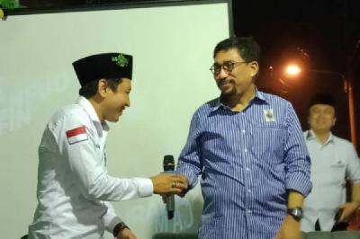 Machfud Arifin (kanan) bersama Sekretaris Fraksi PKB DPRD Surabaya Mahfudz di Kota Surabaya. Antara/Ho