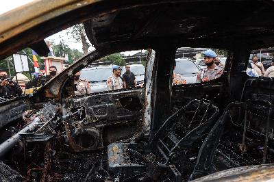 Kondisi mobil dinas yang dibakar di Polsek Ciracas, Jakarta, 29 Agustus 2020.  TEMPO/Hilman Fathurrahman W