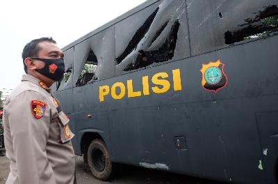 Mobil dinas yang rusak setelah penyerangan orang tidak dikenal di Polsek Ciracas, Jakarta, 29 Agustus 2020. TEMPO/Hilman Fathurrahman W