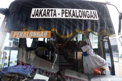 Penumpang menaiki bus di Terminal Pulo Gebang, Jakarta, 21 Juli 2020.  TEMPO/Hilman Fathurrahman W