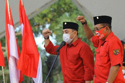 Eri Cahyadi (kiri) dan Armuji pada pengumuman  calon kepala daerah yang diusung Partai Demokrasi Indonesia (PDI) Perjuangan di Taman Harmoni, Surabaya, Jawa Timur, 2 September 2020.  ANTARA/Moch Asim