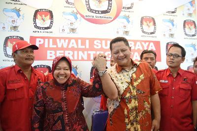Tri Rismaharini dan Wisnu Sakti Buana (kedua kanan) pada pemilihan kepala daerah (Pilkada) 2015 di Kantor KPU Surabaya, Jawa Timur. ANTARA/M Risyal Hidayat