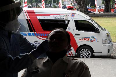 Tenaga medis melakukan Swab Test di Surakarta, Jawa Tengah, 12 Agustus 2020.  
[Tempo/Bram Selo Agung Mardika]