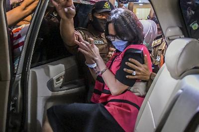 Tersangka kasus suap Pinangki Sirna Malasari setelah menjalani pemeriksaan di gedung Bundar, Kejaksaan Agung, Jakarta, 2 September 2020. ANTARA/Galih Pradipta