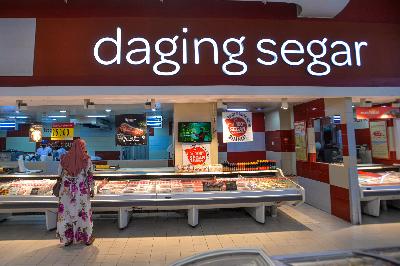 Konsumen berbelanja di salah satu pusat perbelanjaan Jakarta, 3 September 2020. Tempo/Tony Hartawan