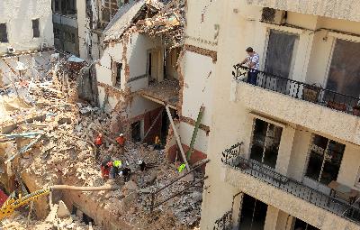 Tim penyelamat memeriksa puing-puing bangunan yang rusak akibat ledakan  di kawasan pelabuhan Beirut, di Gemmayze, Lebanon, 4 September 2020. REUTERS / Aziz Taher