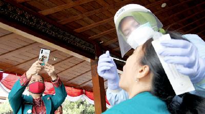 Tenaga medis melakukan Swab Test terhadap aparatur sipil negara pemkot Surakarta, Jawa Tengah, Agustus 2020. TEMPO/Bram Selo Agung Mardika