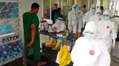 Tenaga medis dengan Alat Pelindung Diri (APD) memasuki ruang isolasi di Rumah Sakit Darurat (RSD) Covid-19 Wisma Atlet Jakarta, Mei 2020. TEMPO/Nurdiansah