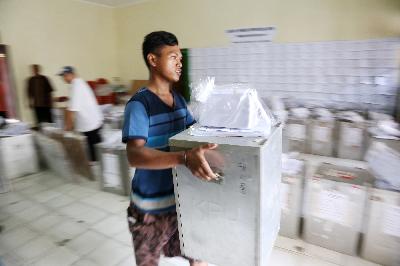 Petugas membawa kotak suara pada Pilkada Jawa Barat 2018 di Kelurahan Beji, Depok, Jawa Barat.  TEMPO/M. Taufan Rengganis