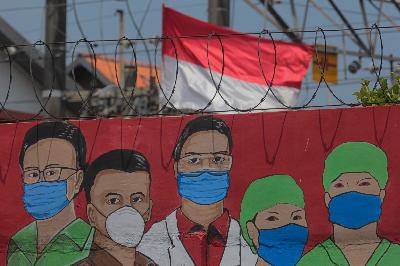 Mural bergambar petugas medis di kawasan Bukit Duri, Jakarta, 31 Agustus 2020. TEMPO / Hilman Fathurrahman W