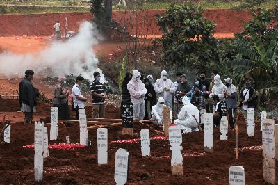 Pemakaman korban Covid-19 di TPU Pondok Ranggon, Jakarta Timur, 4 September 2020. TEMPO / Hilman Fathurrahman W